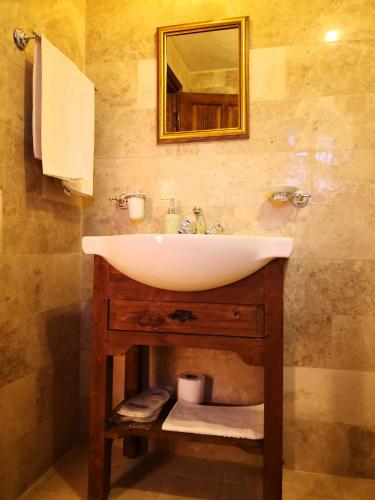 a bathroom with a sink and a mirror at Hoyran Wedre Country Houses in Davazlar