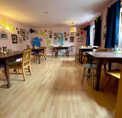Un restaurante u otro lugar para comer en Ciao Amore St. Anton