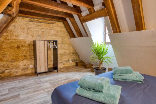 Cette chambre comprend un lit bleu avec des serviettes. dans l'établissement 3 pièces, plein centre, monument historique, 