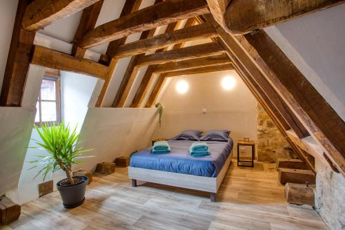 une chambre avec un lit dans un grenier dans l'établissement 3 pièces, plein centre, monument historique, 