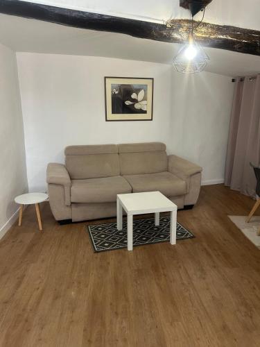 un salon avec un canapé et une table dans l'établissement Authentic Old Town Center of Grasse, à Grasse