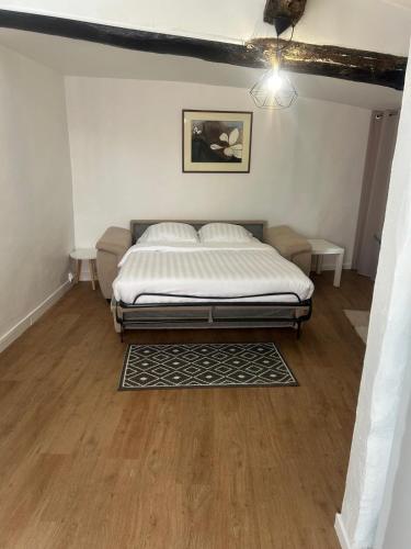 une chambre avec un lit et un tapis dans l'établissement Authentic Old Town Center of Grasse, à Grasse