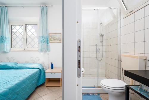 La salle de bains est pourvue d'un lit, de toilettes et d'une douche. dans l'établissement La Vela Arancione, à Orosei