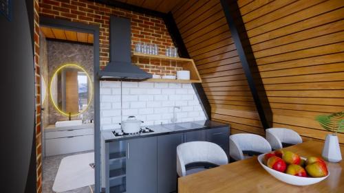 una cucina con tavolo e cesto di frutta di Redka Bungalov Resort a Ulupelit