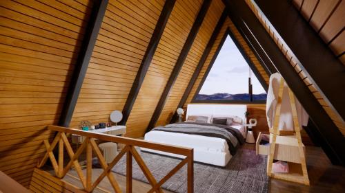 una camera da letto con un letto e una grande finestra di Redka Bungalov Resort a Ulupelit