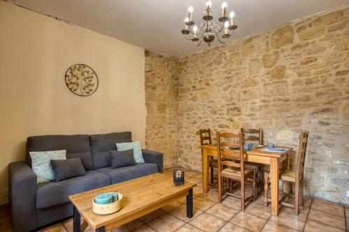 un salon avec un canapé et une table dans l'établissement 3 pièces, plein centre, monument historique, 