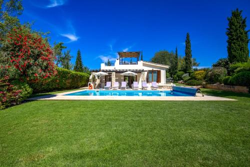 Villa Lara - 11, Spacious Villa with Large Garden and Private Pool on Aphrodite Hills