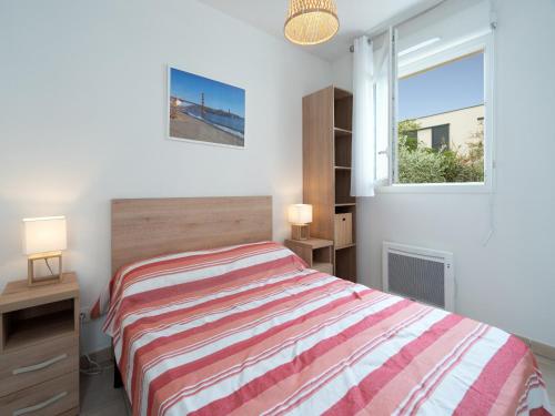 une chambre avec un lit et une fenêtre dans l'établissement LA DUNE 72 - Villa 3P6, à Valras-Plage