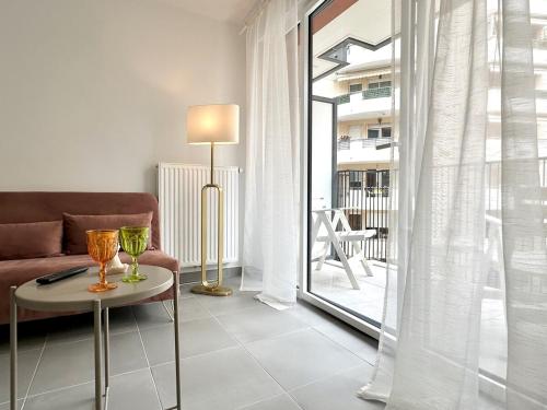 un salon avec un canapé et une table dans l'établissement Port Of Nice - with Balcony, à Nice