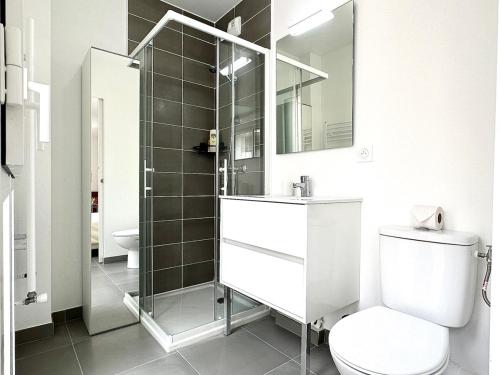 une salle de bain avec toilettes et douche en verre dans l'établissement Port Of Nice - with Balcony, à Nice