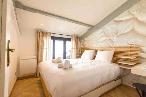 ein Schlafzimmer mit einem großen weißen Bett und einem Fenster in der Unterkunft L'Echappée Ducale in Dijon