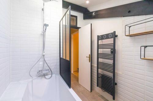 ein Badezimmer mit Dusche und Glastür in der Unterkunft L'Echappée Ducale in Dijon