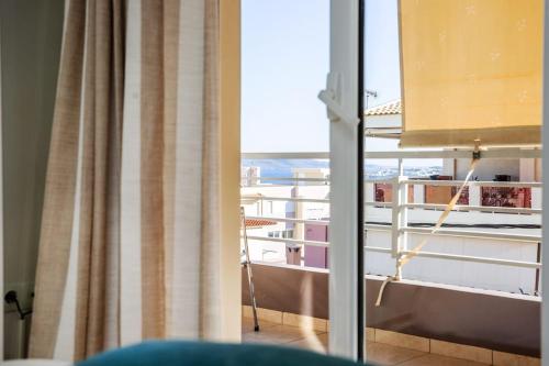 ラヴリオにあるSuites Rania 2の海が見えるバルコニー付きの部屋