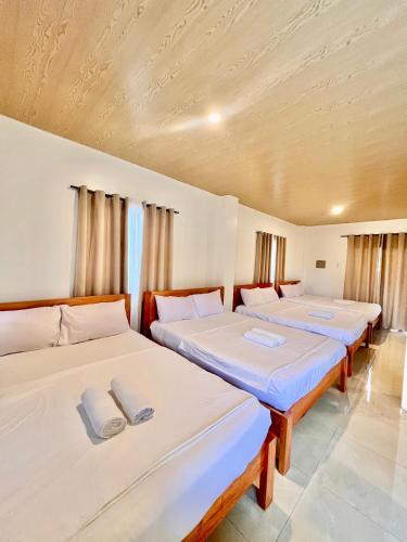 Ένα ή περισσότερα κρεβάτια σε δωμάτιο στο Cozy Family Studio - Ronaldos Inn Twinex Suite