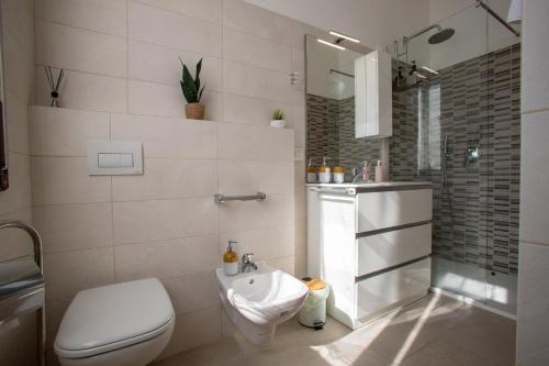 a bathroom with a toilet and a sink and a shower at Blue's Place - Vicino Stazione Chiasso in Como