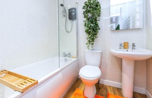 a bathroom with a toilet and a sink and a shower at jaysapartment III in Aberdeen