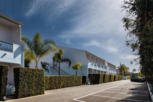 a row of hedges in front of a building at The Magnolia Hotel in Quinta do Lago