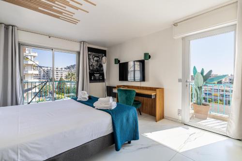 une chambre avec un grand lit et un balcon dans l'établissement Modern apartment - 3BR- 6P - Croisette Plage, à Cannes