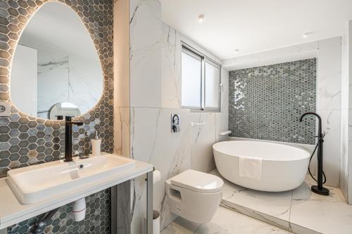 une salle de bain avec une baignoire, un lavabo et des toilettes dans l'établissement Modern apartment - 3BR- 6P - Croisette Plage, à Cannes