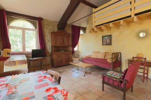 un salon avec un canapé et une table dans l'établissement Tramontane, à Saint-Nazaire