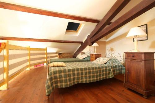 une chambre avec un lit avec une couverture verte dans l'établissement Tramontane, à Saint-Nazaire