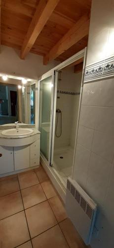 une salle de bain avec une douche et un lavabo et une douche dans l'établissement Tramontane, à Saint-Nazaire
