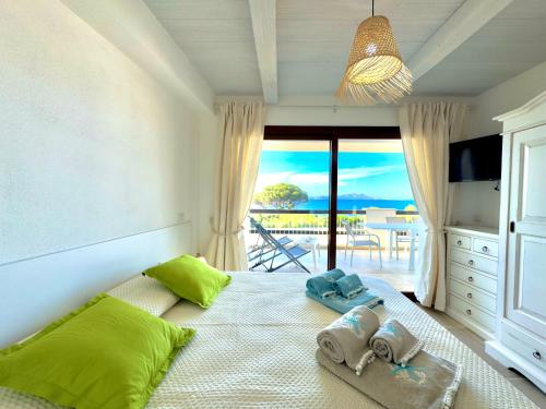 Postel nebo postele na pokoji v ubytování 223 Seafront Apartment with Beach Access in Baja Sardinia - by Coral Property