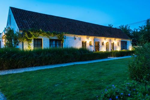 a white house with lights in the yard at Stee 23 in Hertsberge