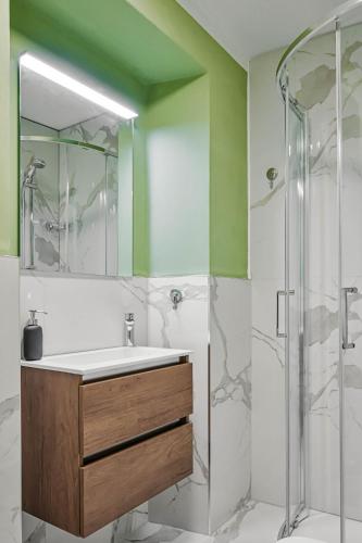 a bathroom with a sink and a shower at Mascardi29 in Sarzana