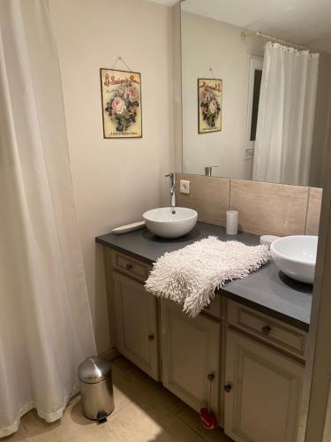 La Maison de Jeanne في Châteney: حمام به مغسلتين ومرآة