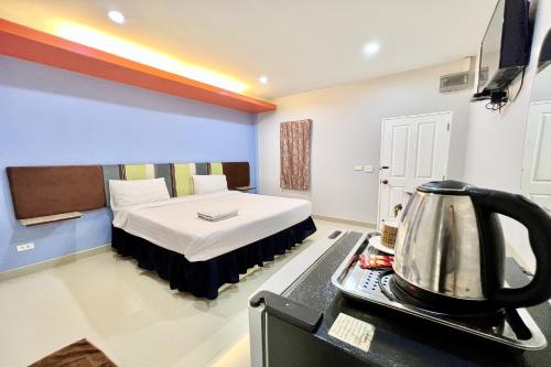 a room with a bed and a tea kettle on a stove at Full House Udon in Ban Bo Nam