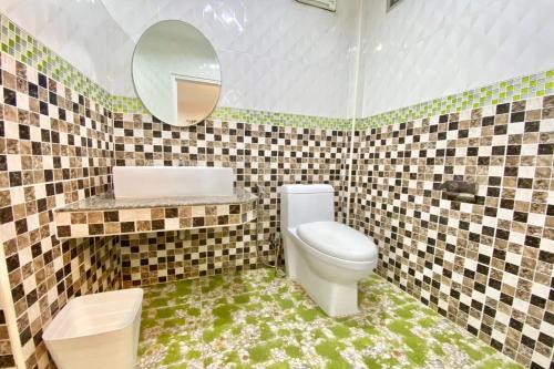 a bathroom with a toilet and a mirror at Full House Udon in Ban Bo Nam