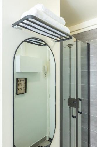 La salle de bains est pourvue d'un miroir et d'une douche. dans l'établissement Lovely Studio in Paris XVI, à Paris