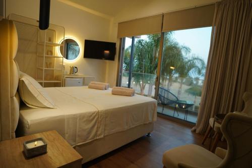 Giường trong phòng chung tại Oasis By The Sea - Cyprus