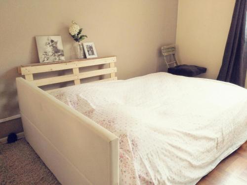 une chambre avec un lit blanc dans une pièce dans l'établissement Joli 2 pièces à 2 min de la plage, à Nice