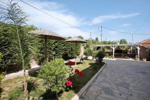 Κήπος έξω από το Villa Dionysia Studio S2