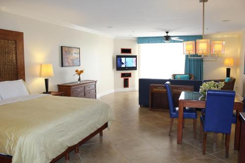 鷹海灘的住宿－迪威一室公寓度假村，一间卧室配有一张床、一张桌子和一张沙发