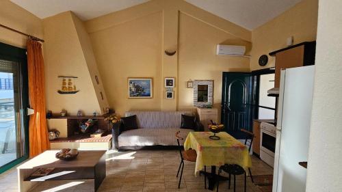 ein Wohnzimmer mit Couch und Tisch in der Unterkunft Polychrono Seaside Haven in Polychrono