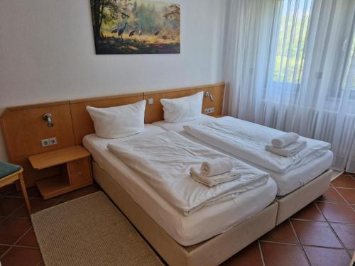 una camera da letto con un letto con due asciugamani sopra di Kranich - Ferienwohnung mit Terrasse a Dewichow