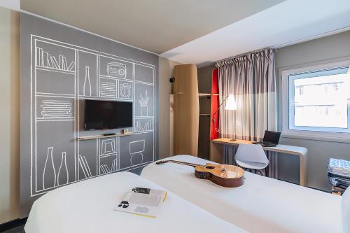 a room with a bed with a drawing on the wall at Hotel ibis Lisboa Liberdade in Lisbon