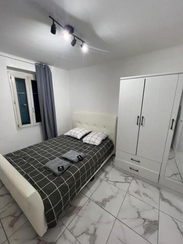 - une chambre avec un lit et une armoire dans l'établissement Casa Bianca, à Marseille