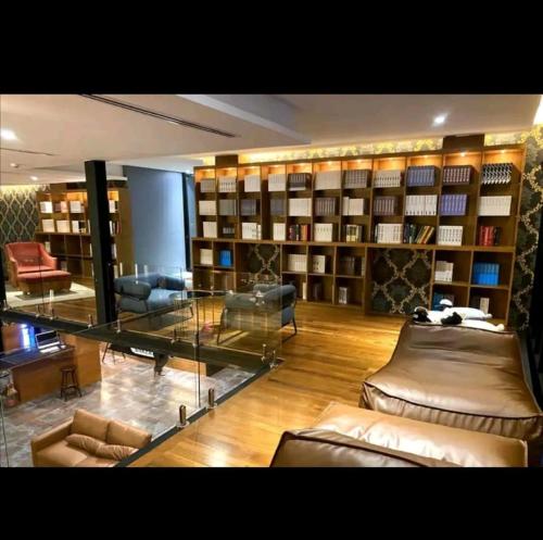 Ein Sitzbereich in der Unterkunft City Gate Apartments Kamala Beach Phuket Thailand - LMY