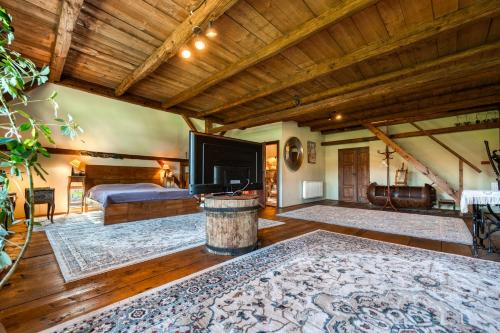 Una cama o camas en una habitación de Kohoutí hnízdo