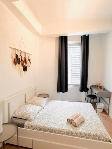 - une chambre avec un lit blanc et des rideaux noirs dans l'établissement Confortable et Agréable T3 en plein Centre, à Toulon