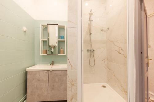 une salle de bain avec douche et lavabo dans l'établissement Confortable et Agréable T3 en plein Centre, à Toulon