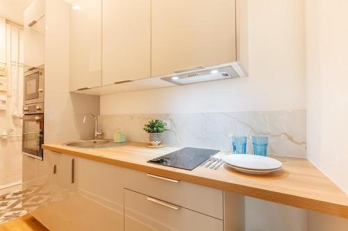 - une cuisine avec un comptoir et un évier dans l'établissement Confortable et Agréable T3 en plein Centre, à Toulon