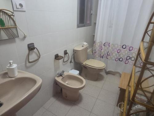 Un baño blanco con inodoro y lavabo. en La Caseta, en Benicarló