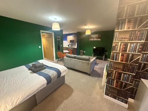 Una cama o camas en una habitación de Beehosting Adelphi Wharf Apartments
