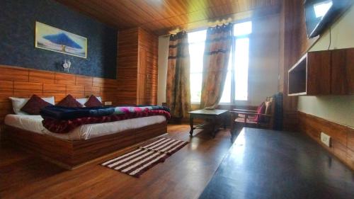 Postel nebo postele na pokoji v ubytování Wonder Hill Inn - Narkanda