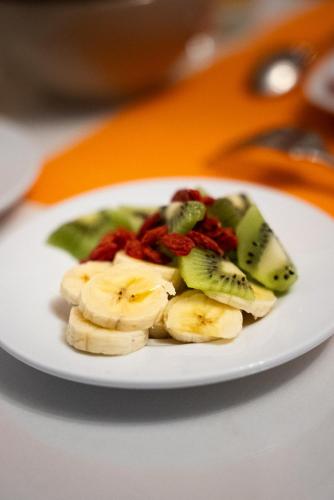 un piatto bianco di frutta su un tavolo di La Meffrais 1741 - Manoir Élégant - B&B - Parking - 3 min de Dinan a Dinan